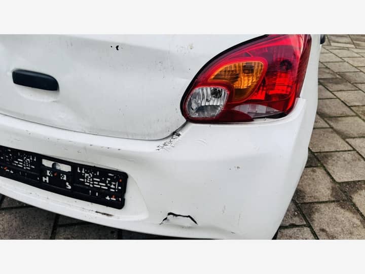 Slika prikazuje vanjsku stražnju stranu automobila s oštećenjem.