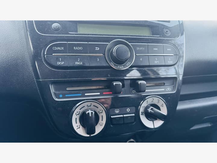 Slika prikazuje unutrašnjost vozila – središnji panel i kontrole.
