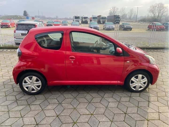 Slika prikazuje vanjsku stranu vozila (karoserija, kotači).
