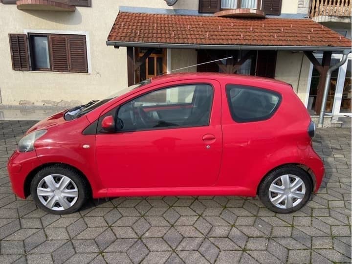 Slika prikazuje vanjsku stranu automobila, karoseriju i kotače.