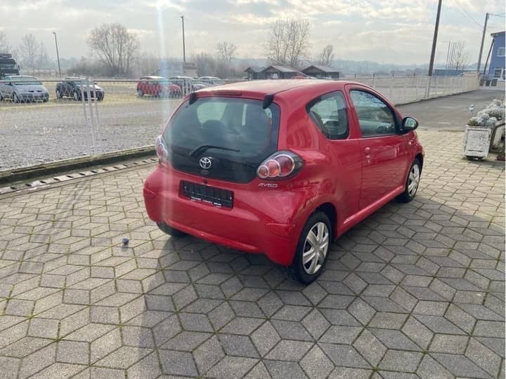 Slika prikazuje vanjštinu vozila – stražnji dio.