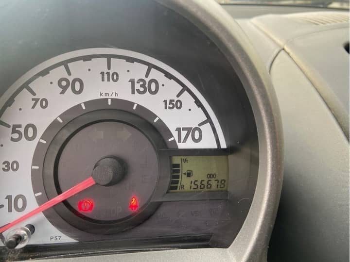 Slika prikazuje unutrašnjost vozila, instrument ploče i volan.