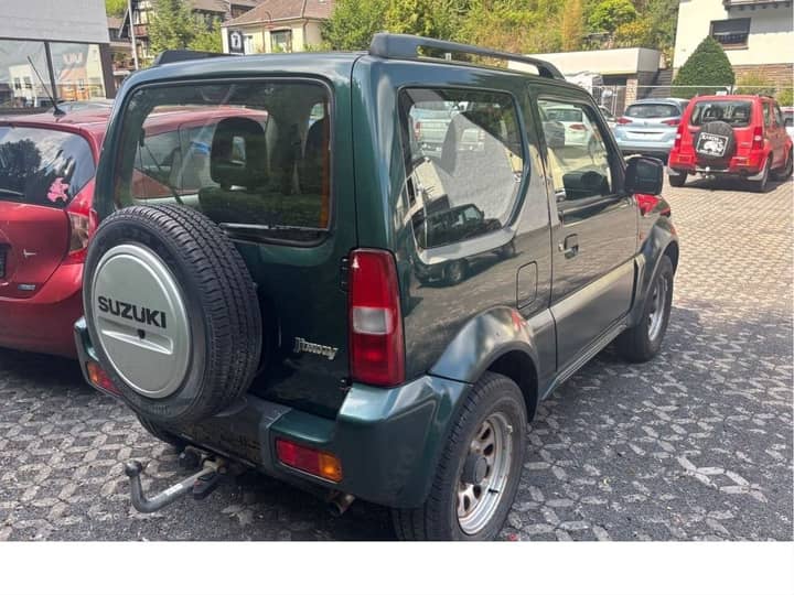 Slika prikazuje vanjštinu vozila (stražnji dio i karoserija).