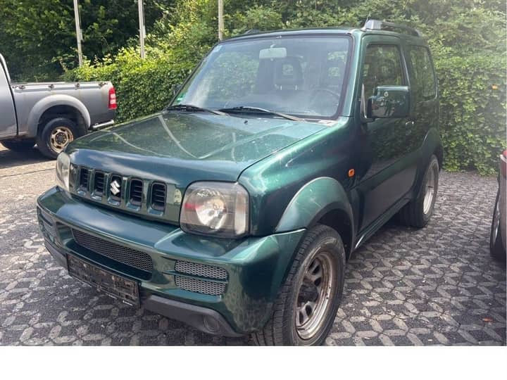 Slika prikazuje vanjski dio vozila (karoserija i prednji dio).
