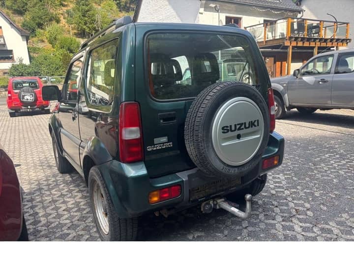 Slika prikazuje vanjski dio vozila (stražnji dio karoserije).