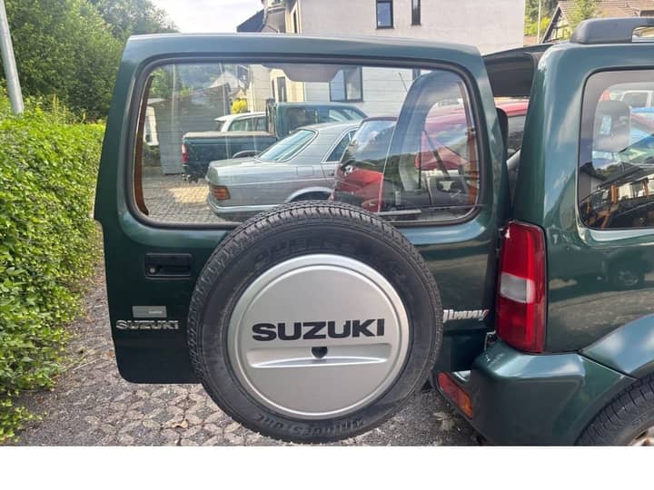Slika prikazuje vanjski dio vozila s rezervnim kotačem.