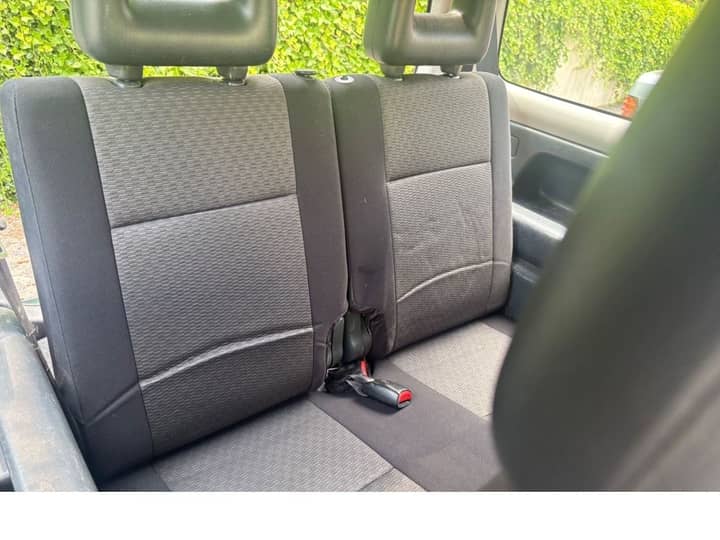 Slika prikazuje stražnja sjedala u automobilu.