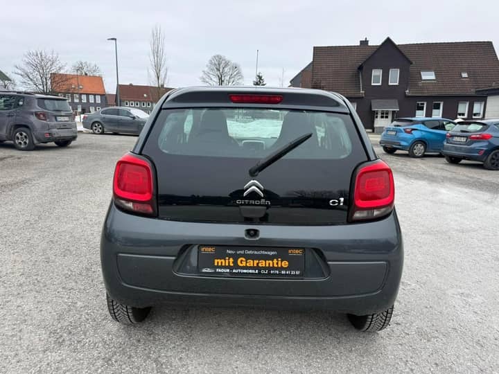 Prikazuje vanjski dio vozila, stražnji kraj automobila.