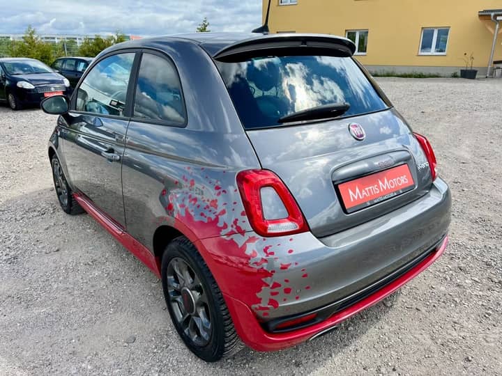 Slika prikazuje vanjštinu vozila, karoseriju i stražnji dio.