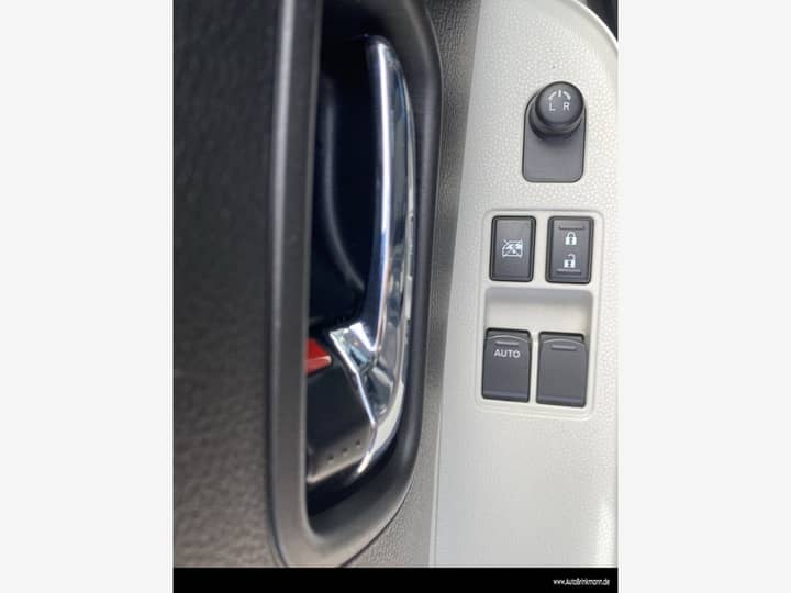 Slika prikazuje unutrašnjost vrata automobila.