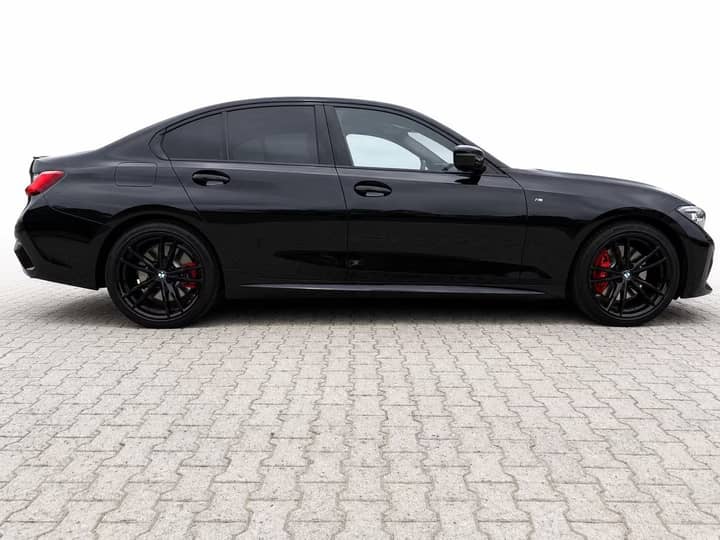 Slika prikazuje vanjštinu automobila (karoserija i kotači).