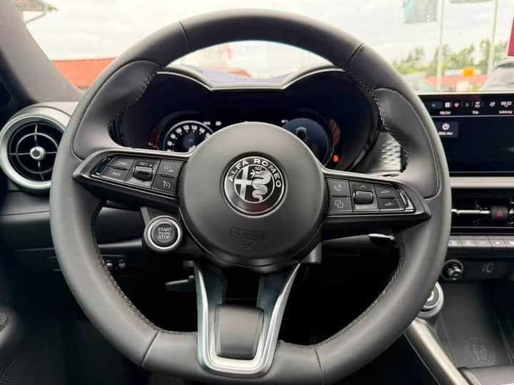 Slika prikazuje unutrašnjost vozila (volan i instrument ploča).