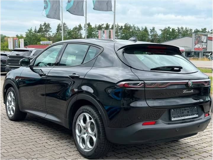 Slika prikazuje vanjsku karoseriju automobila.