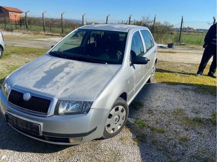 Slika prikazuje vanjski dio vozila (karoserija i kotači).
