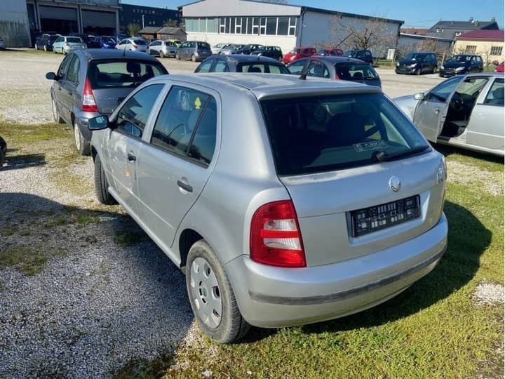 Slika prikazuje vanjsku karoseriju vozila.
