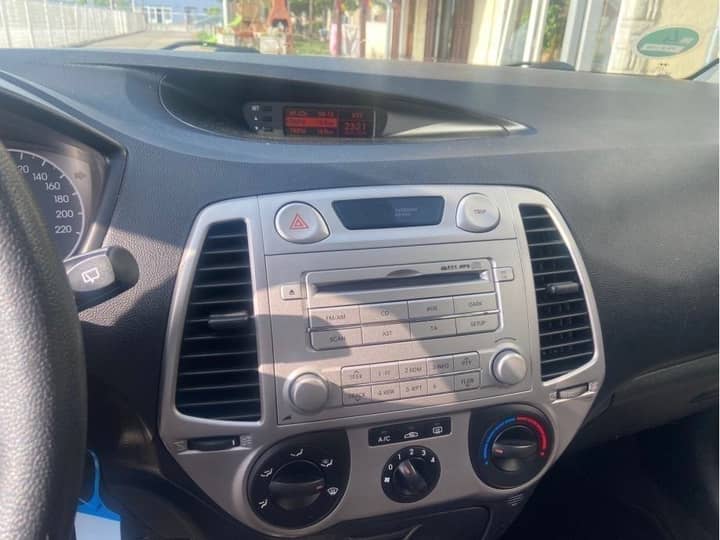 Slika prikazuje unutrašnjost vozila (središnja ploča i kontrole).