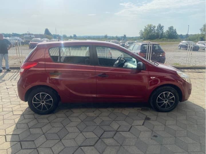 Slika prikazuje vanjsku karoseriju vozila.
