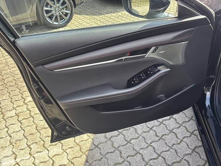 Slika prikazuje unutrašnjost vozila (panel vrata).