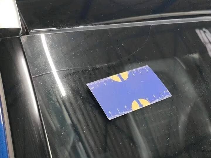 Slika prikazuje vanjsku stranu vozila (prozor).