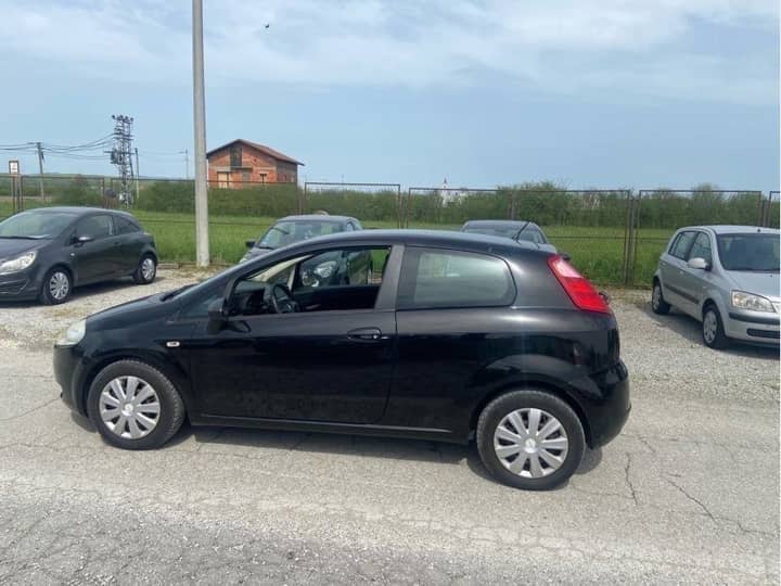 Slika prikazuje vanjsku stranu vozila (eksterijer).