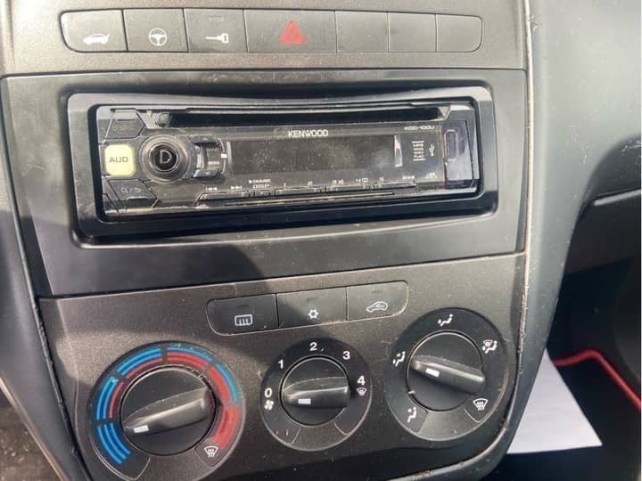 Slika prikazuje unutrašnjost vozila (središnji panel i kontrole).