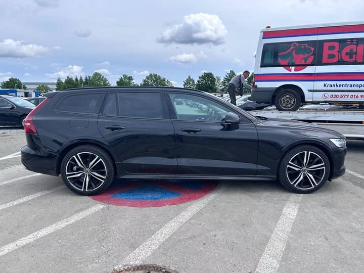 Slika prikazuje vanjsku stranu vozila (eksterijer).