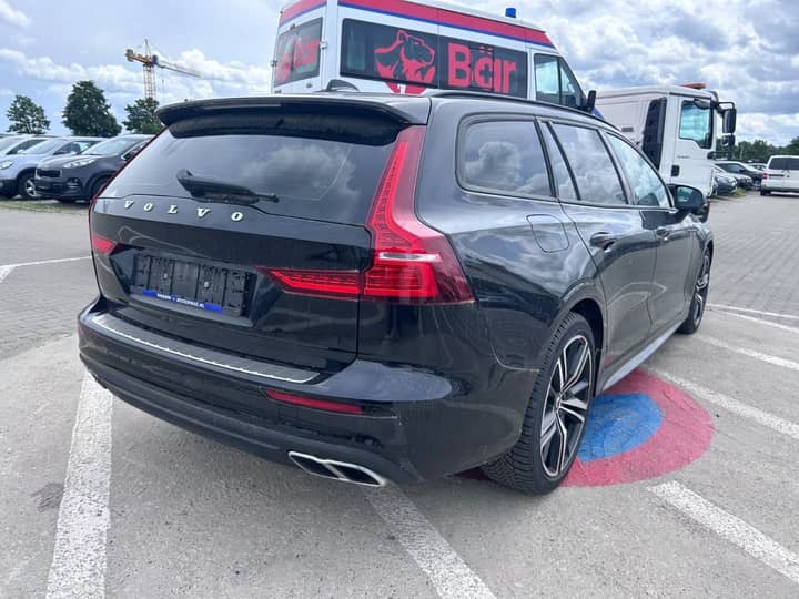 Slika prikazuje eksterijer vozila s bočnim i stražnjim pogledom.