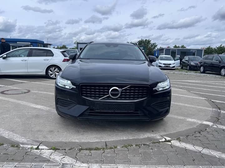 Slika prikazuje vanjski dio vozila (prednji dio karoserije i svjetla).