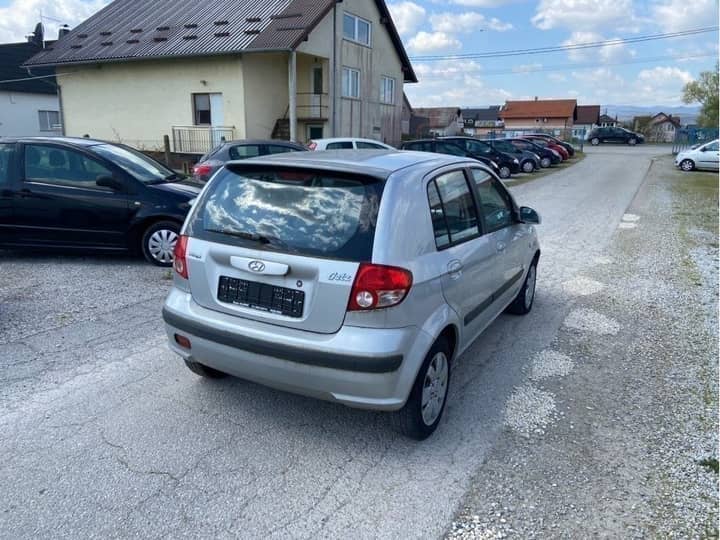 Slika prikazuje vanjski dio vozila (stražnji pogled).
