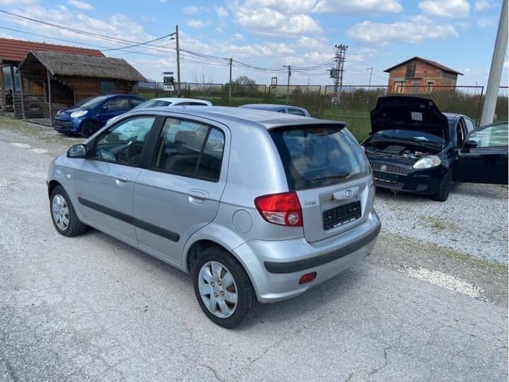Slika prikazuje vanjštinu vozila (karoserija i kotači).