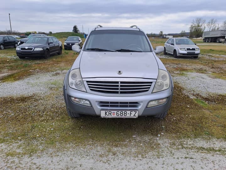 Slika prikazuje vanjski izgled vozila (prednji dio).