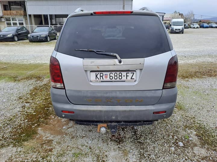 Slika prikazuje vanjsku karoseriju vozila (stražnji kraj).