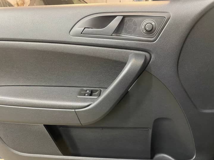 Slika prikazuje unutrašnjost vozila – unutarnja vrata i armaturu.