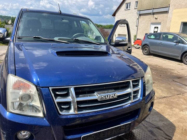 Slika prikazuje vanjski izgled vozila (prednji dio).