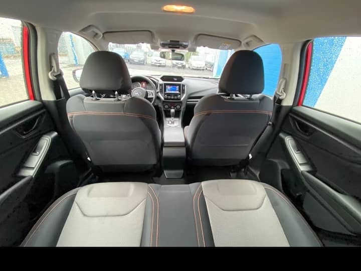 Slika prikazuje interijer automobila, prednju i stražnju klupu.