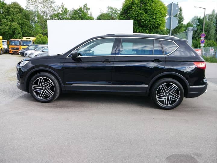 Slika prikazuje vanjski dio automobila (bočni profil).