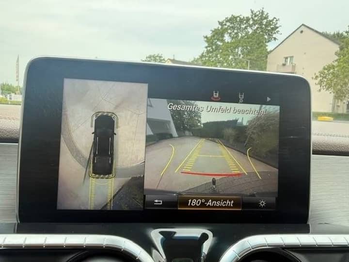 Slika prikazuje unutrašnjost vozila s ekranom.