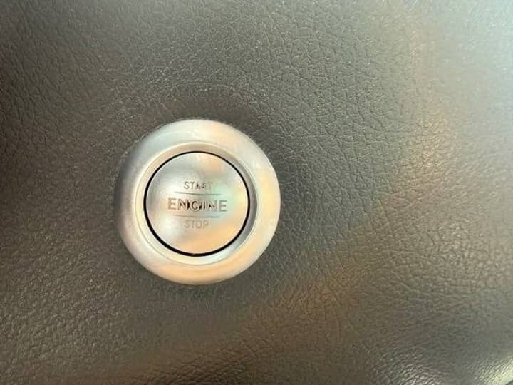 Slika prikazuje unutrašnjost vozila, gumb za paljenje.