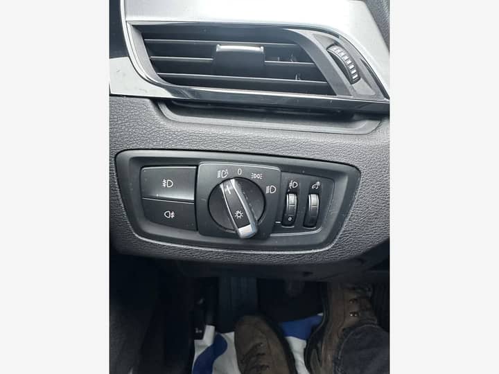 Slika prikazuje unutrašnjost vozila (kontrole na ploči).
