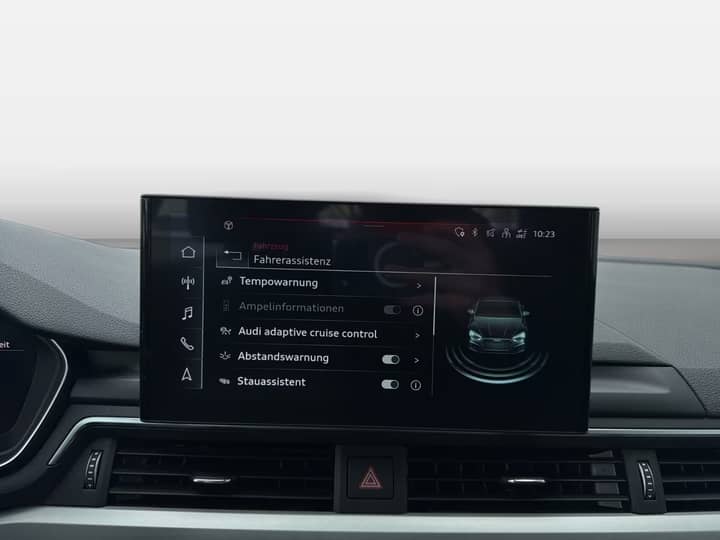 Slika prikazuje unutrašnjost vozila, središnji infotainment zaslon.