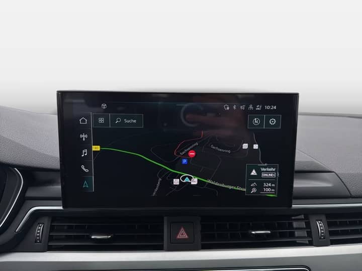 Slika prikazuje unutrašnjost vozila s navigacijskim zaslonom.