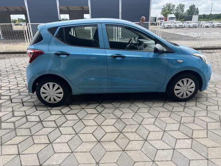 Slika prikazuje vanjsku stranu vozila.