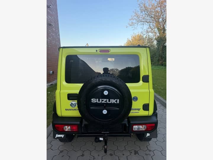 Slika prikazuje vanjski stražnji dio vozila.