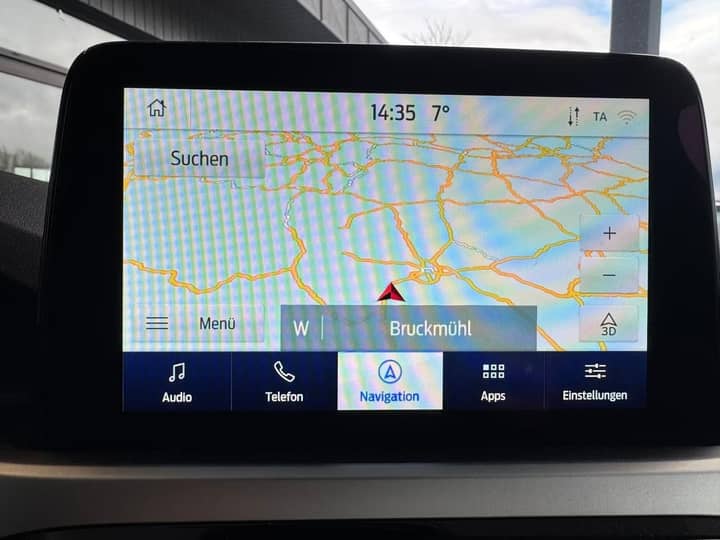 Slika prikazuje unutrašnjost vozila – zaslon navigacije.