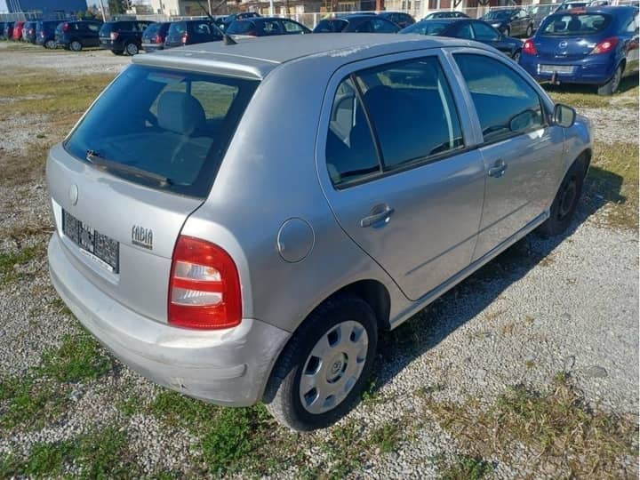 Slika prikazuje vanjski dio vozila (karoserija i kotači).
