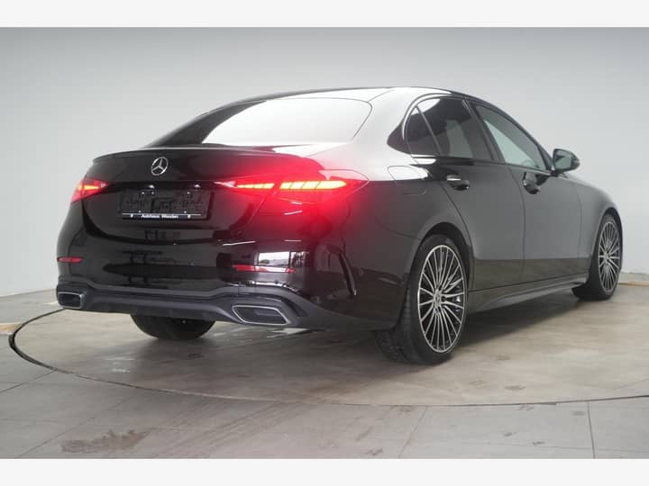 Slika prikazuje vanjštinu automobila (stražnji dio).