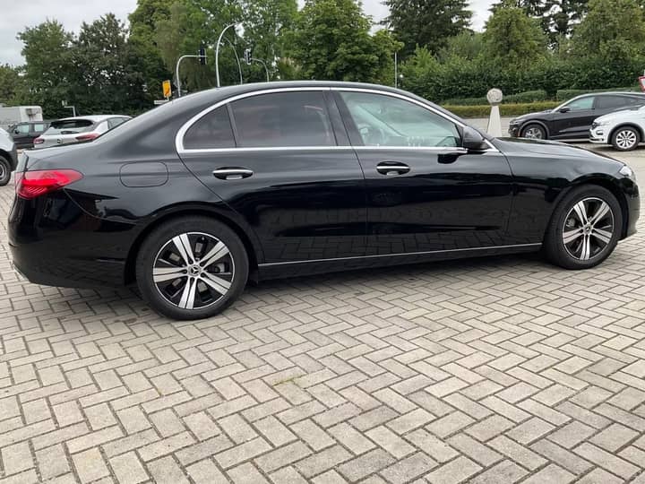 Slika prikazuje vanjski dio automobila (eksterijer).