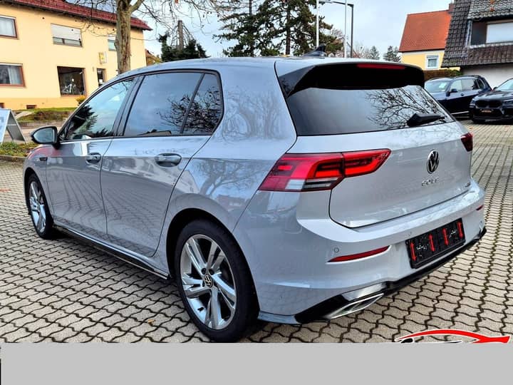 Slika prikazuje vanjštinu vozila (karoserija i stražnji dio).
