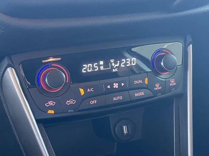 Slika prikazuje unutrašnjost vozila – kontrolna ploča i klima.