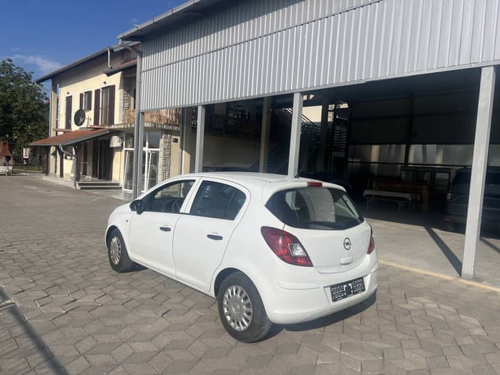 Slika prikazuje vanjsku stranu vozila (eksterijer).